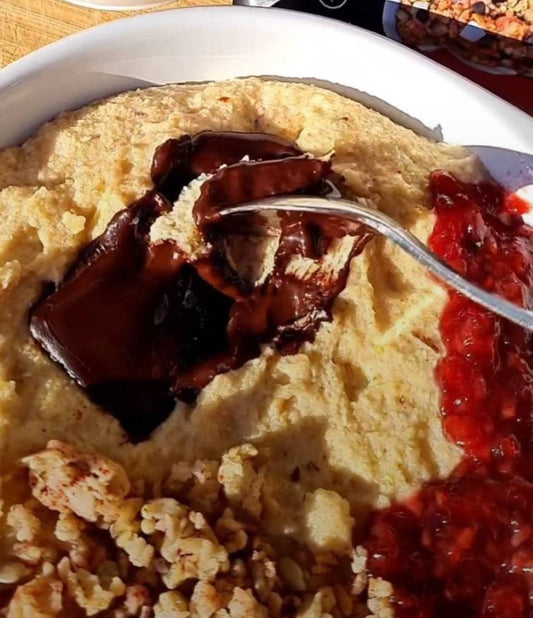 Veganes Himbeer-Schoko-Porridge mit Nussemble und Fruchtbrumme Himbeere